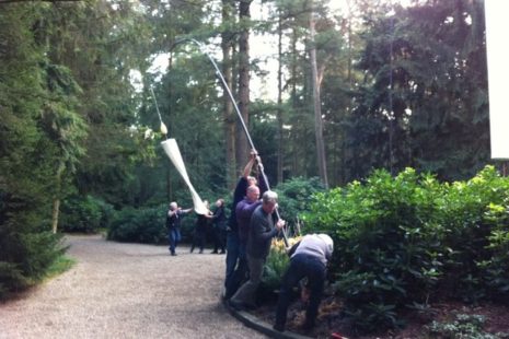 Zonder vrijwilligers kunnen de 3 kaarsen niet komen te hangen….